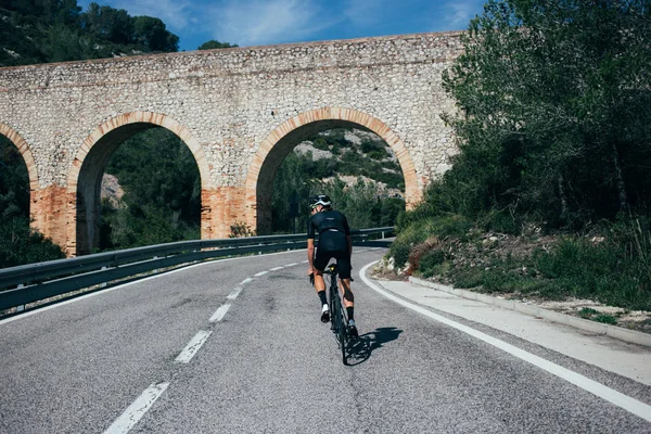 Ciclista en toda la equitación negra en España — Foto de Stock