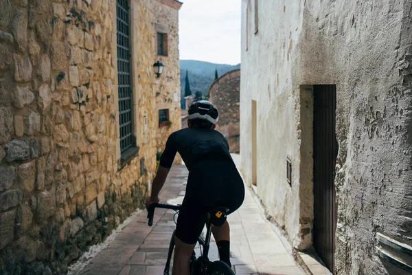 Ciclista en toda la equitación negra en España — Foto de Stock