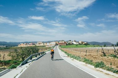 Kız bisikletçi Dağları ve ağaçları İspanya'nın at binme