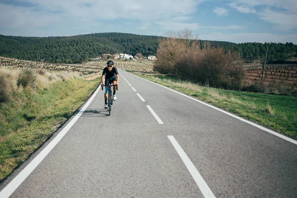 Mężczyzna kolarz wspinaczki w górach hiszpański — Zdjęcie stockowe