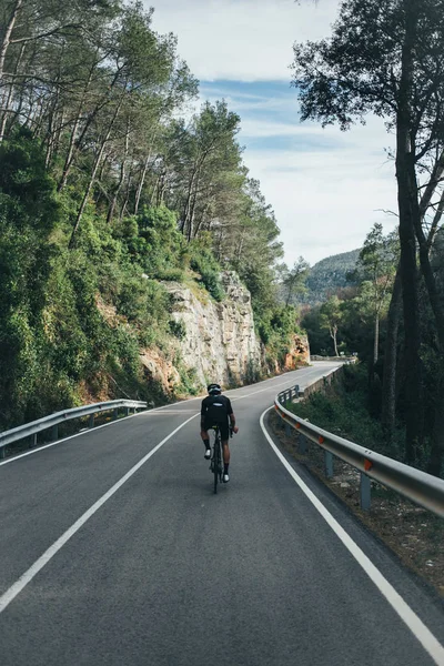 Mannelijke wielrenner klimmen in de Spaanse bergen — Stockfoto