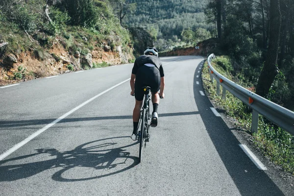 Ciclista professionista maschile che si arrampica sulle montagne spagnole — Foto Stock