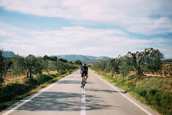 Ciclista professionista maschile che si arrampica sulle montagne spagnole — Foto Stock