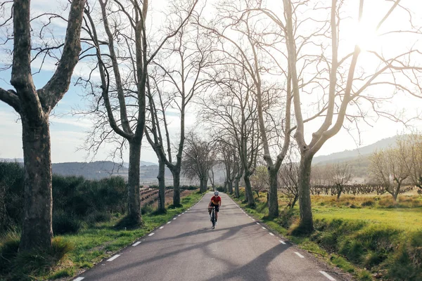 Mujer ciclista montando en las montañas y árboles de España — Foto de Stock