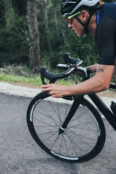 Ciclista guida veloce verso il basso velocità mountian — Foto Stock