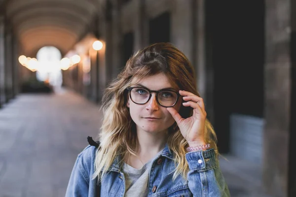 Hipster menina posando no corredor — Fotografia de Stock