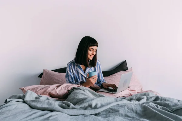 Csípő lány heverészett az ágyban kávé — Stock Fotó