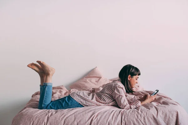 Hipster menina lounging na cama com café — Fotografia de Stock