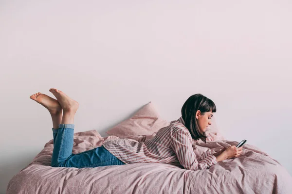 Hipster chica descansando en la cama con café —  Fotos de Stock