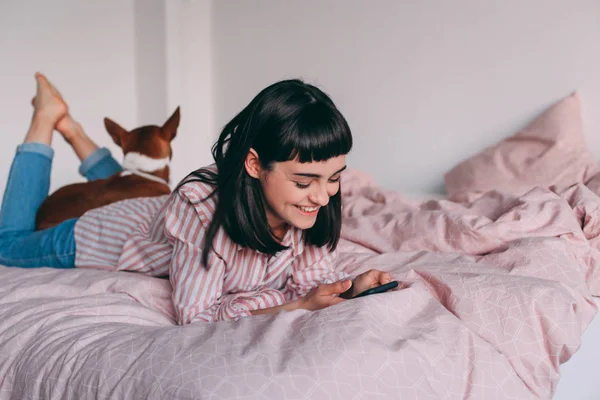 Csípő lány heverészett az ágyban kávé — Stock Fotó