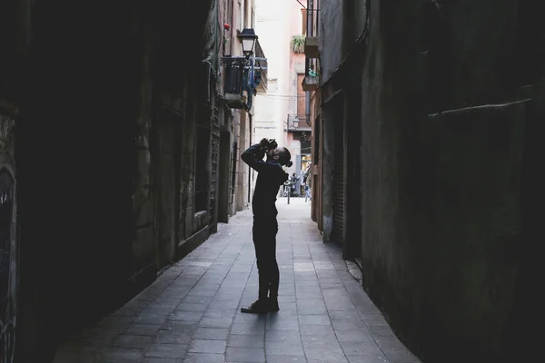 Hipster in alley taking photo — Stock Photo, Image