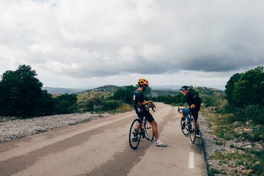yolda Bisiklet grubu