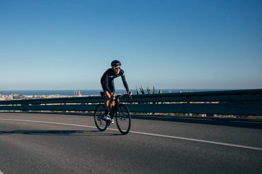 profesyonel bisikletçi dağlarda at binme