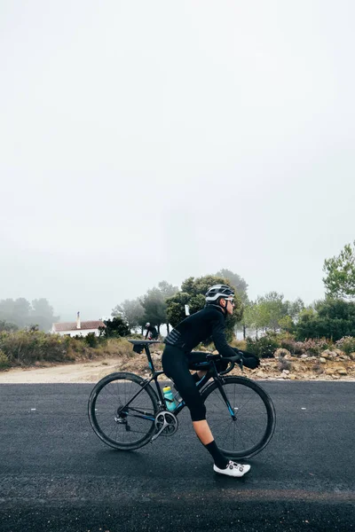 Ciclista con bicicleta en carretera — Foto de Stock