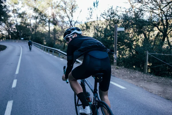 山に乗るサイクリスト — ストック写真