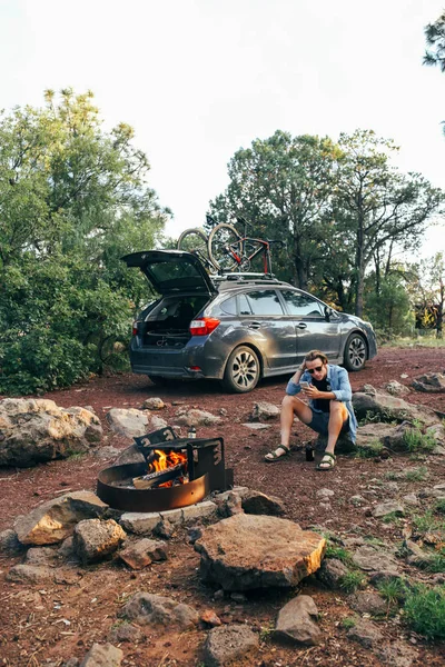 Homme près de la voiture en été — Photo