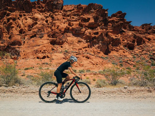 Ragazza ciclista femminile — Foto Stock