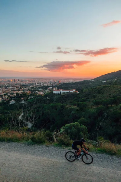 Ciclista montando en altas montañas — Foto de Stock