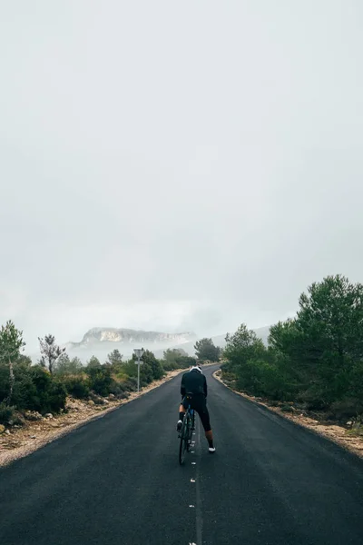 Ciclista com bicicleta na estrada — Fotografia de Stock