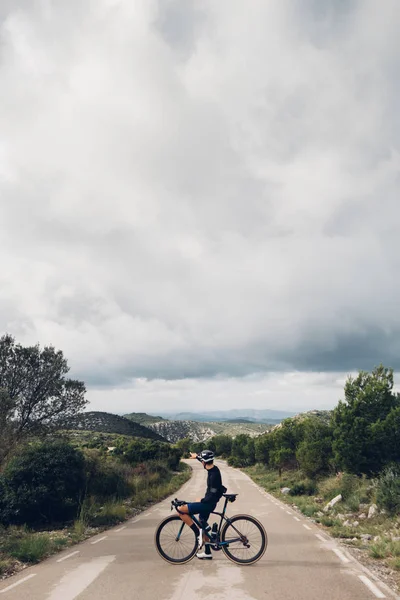 Ciclista con bicicleta en carretera — Foto de Stock
