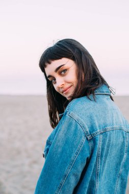 Kız giyiyor denim ceket