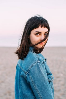 Kız giyiyor denim ceket