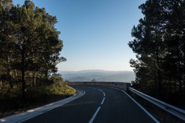 Boş dar yol