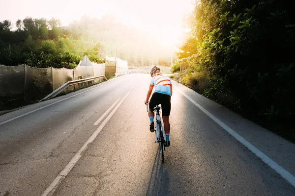 Fietser binnenrijden heldere zonsondergang — Stockfoto