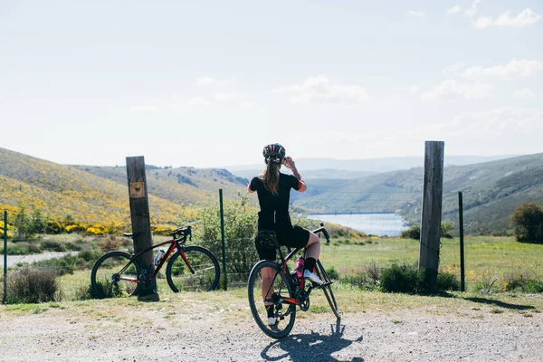 Robienia zdjęć kobiet rowerzysta — Zdjęcie stockowe