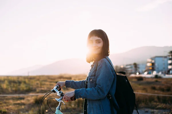 Hippi kız bisiklet ile yürüyüş — Stok fotoğraf