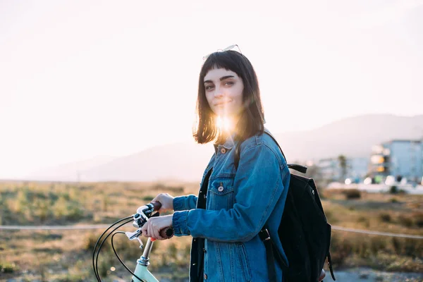 Hipster menina andando com bicicleta — Fotografia de Stock