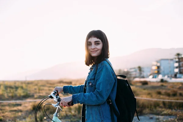 Hipster menina andando com bicicleta — Fotografia de Stock
