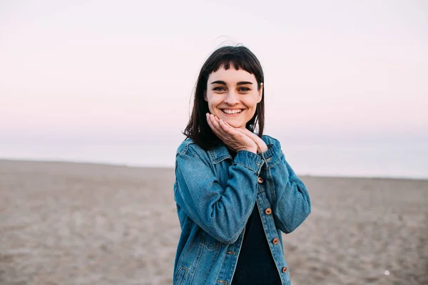 Fille portant une veste en denim — Photo