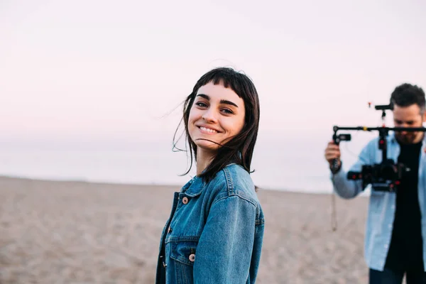 Roztomilá dívka představuje pro natáčení — Stock fotografie