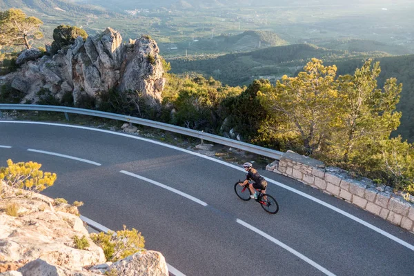 Ciclista femenina montando en carretera — Foto de Stock