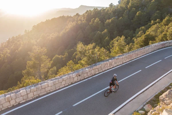 Ciclista femenina montando en carretera — Foto de Stock