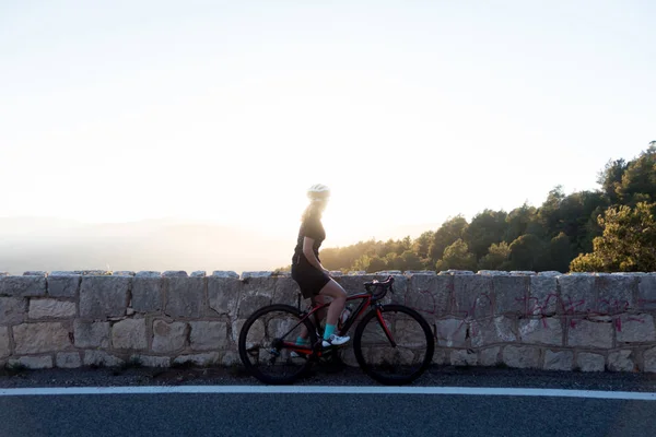 Жіночий професійний велосипедист — стокове фото