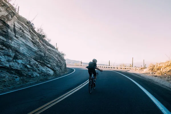 Muž cyklista na koni rychle na silnici — Stock fotografie