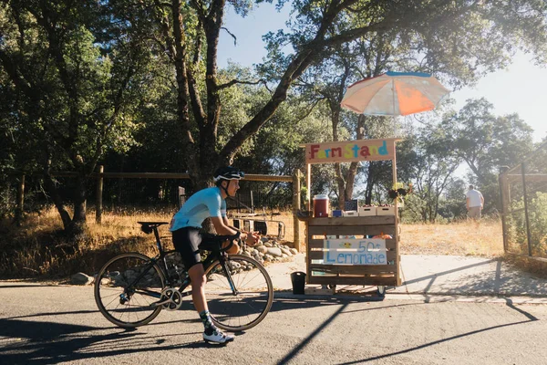 Manliga cyklist i blå jersey — Stockfoto