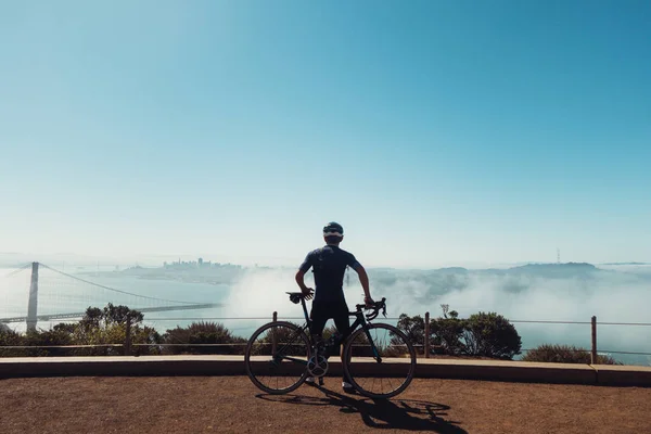Чоловічий велосипедист у темному одязі — стокове фото