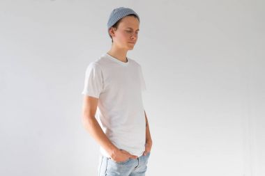 Genç hipster adam beyaz tshirt