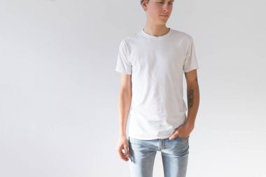 Genç hipster adam beyaz tshirt