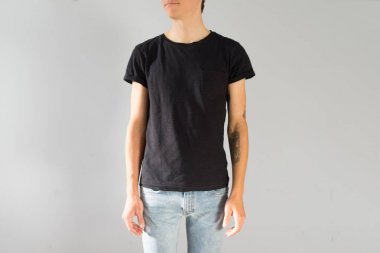 Genç adam siyah mockup tshirt