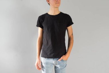 Genç adam siyah mockup tshirt