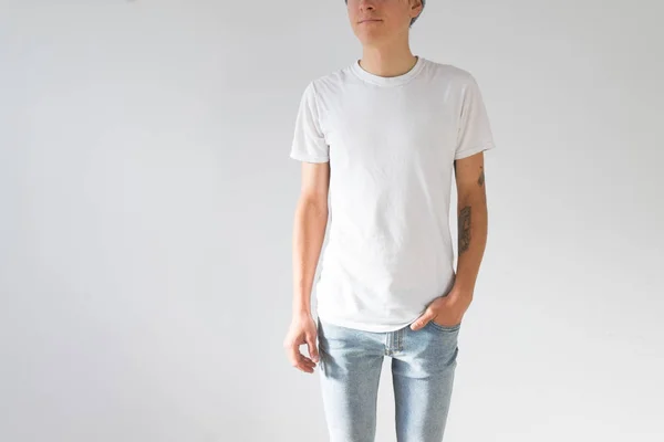 Jonge hipster man in de witte tshirt — Stockfoto