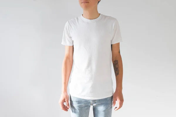 Jovem hipster homem em tshirt branca — Fotografia de Stock