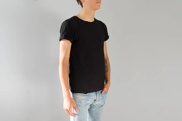 Jonge man in zwarte mockup tshirt — Stockfoto