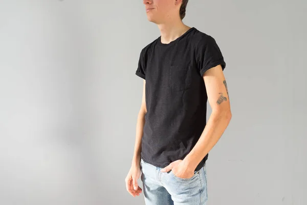 Jeune homme en noir modèle t-shirt — Photo