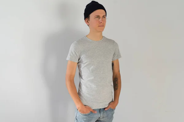 Joven hipster en camiseta gris maqueta — Foto de Stock