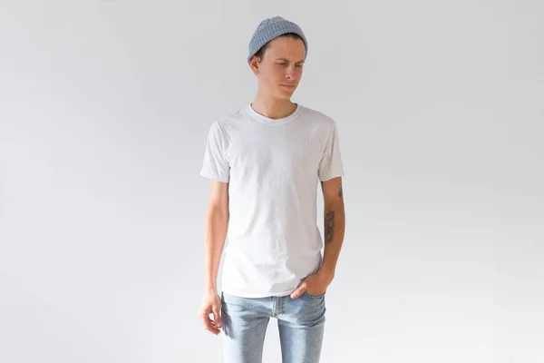 Νέοι hipster άνθρωπος σε άσπρο tshirt Φωτογραφία Αρχείου